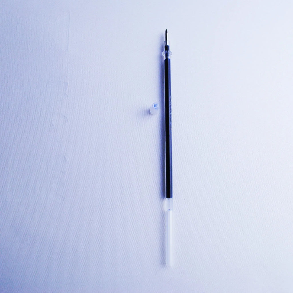 Plastic automatic fading ink pen set with 0.5mm tip and eight blue refills on a white background.