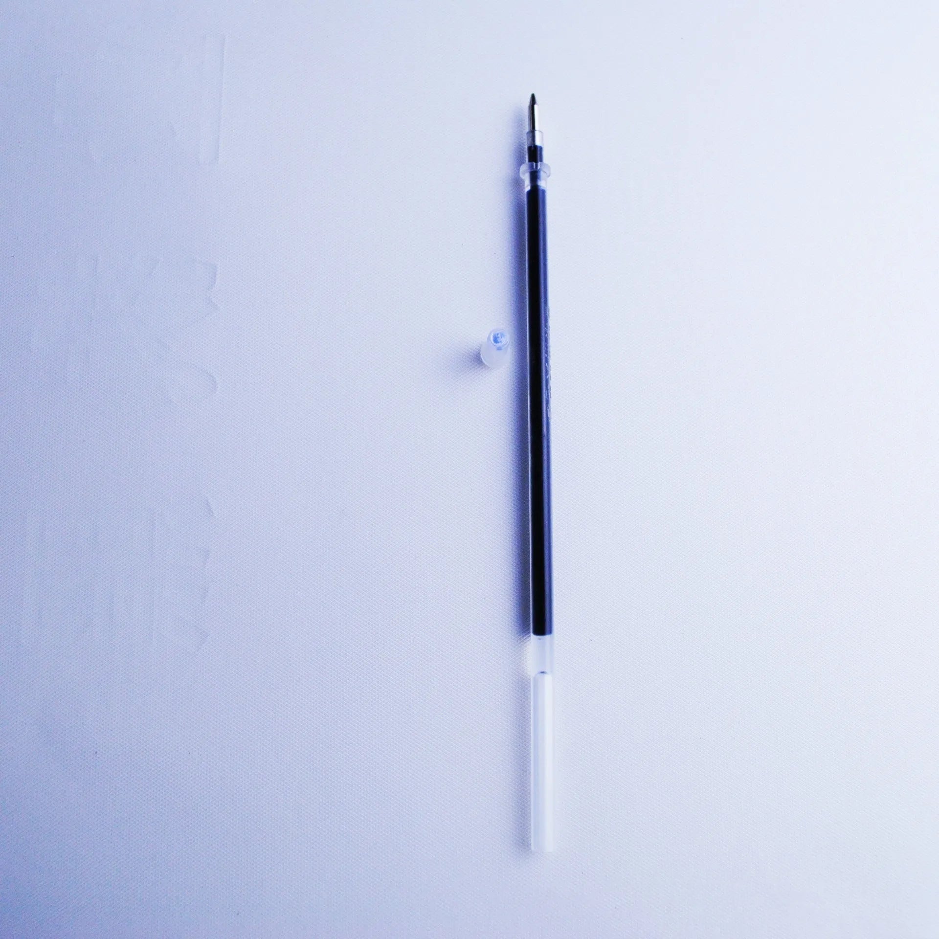 Plastic automatic fading ink pen set with 0.5mm tip and eight blue refills on a white background.