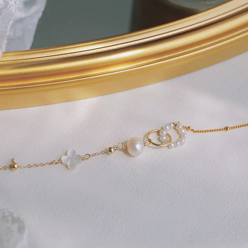 Women's natural pearl bracelet with a gold-plated chain and setting
