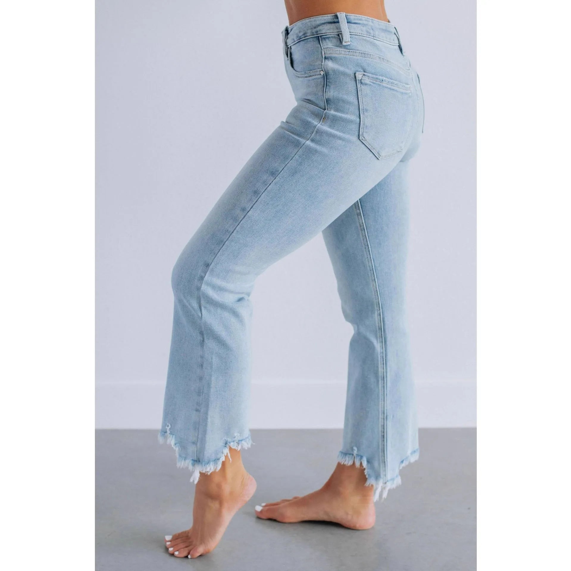 Women's casual denim trousers with manual distressing in dark blue or light blue.