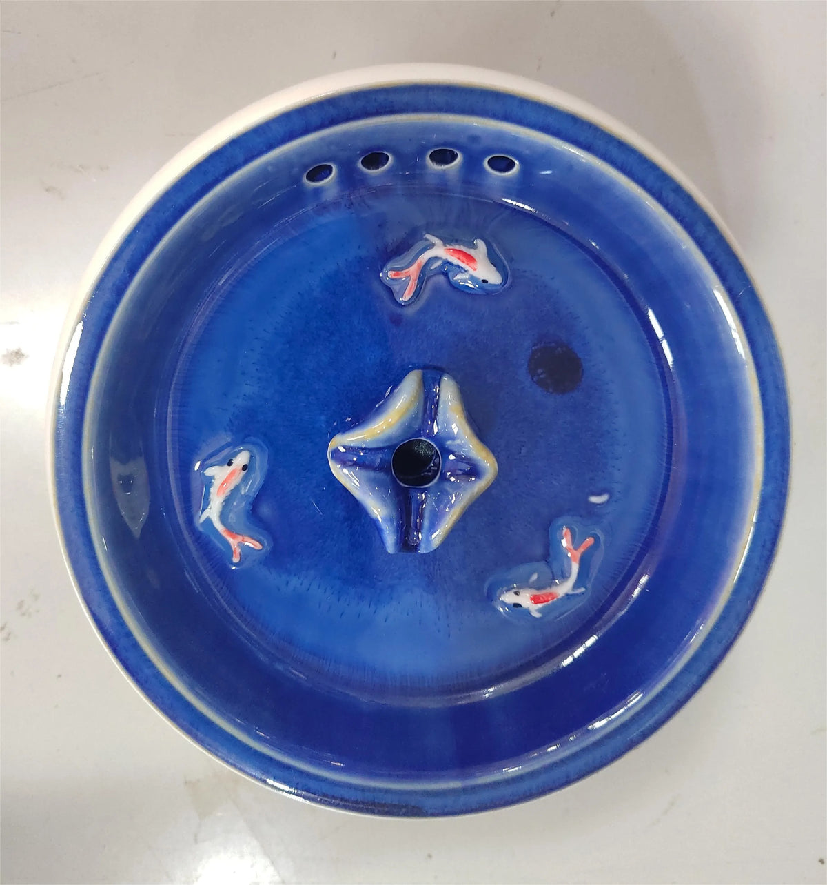 Ceramic pet water fountain with 2.5L capacity in starry sky blue, with pump and USB power option