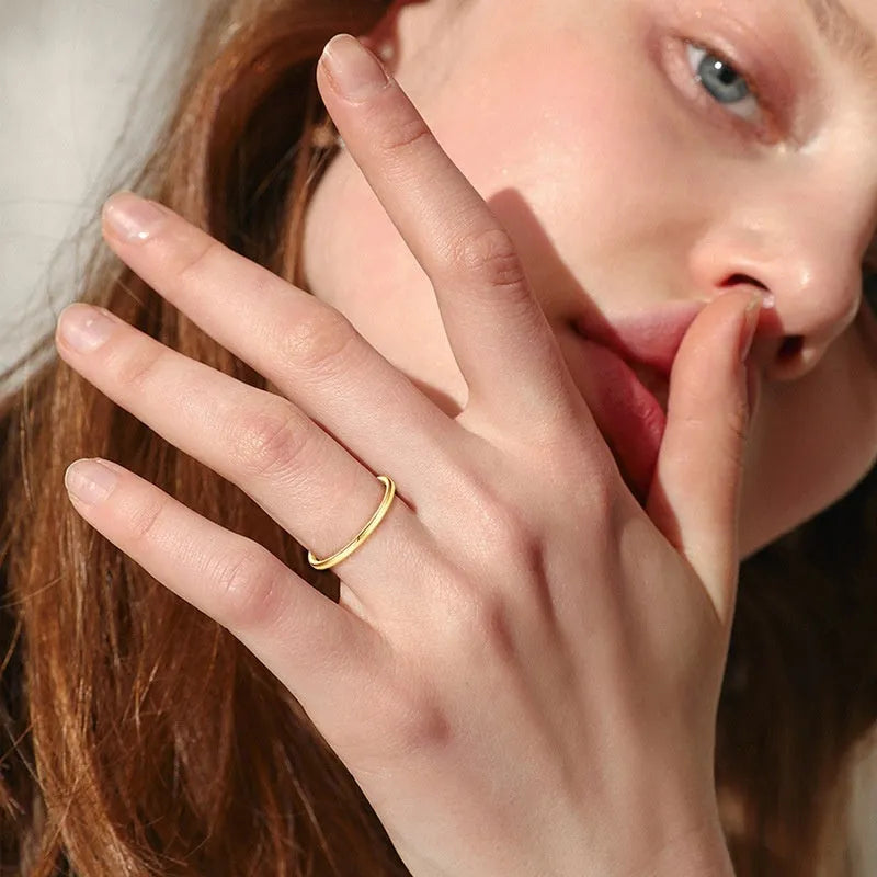 Simple geometric bracelet-style ring in S925 sterling silver on a size chart showing US sizes 4 to 10.