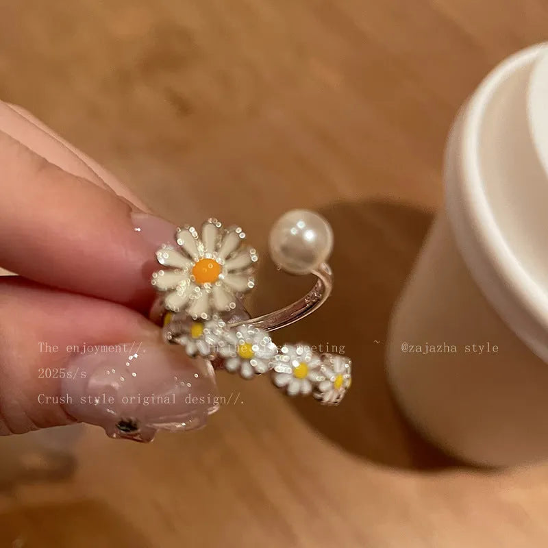 Adjustable women's copper ring with flower pearl decoration and opening twin ring design