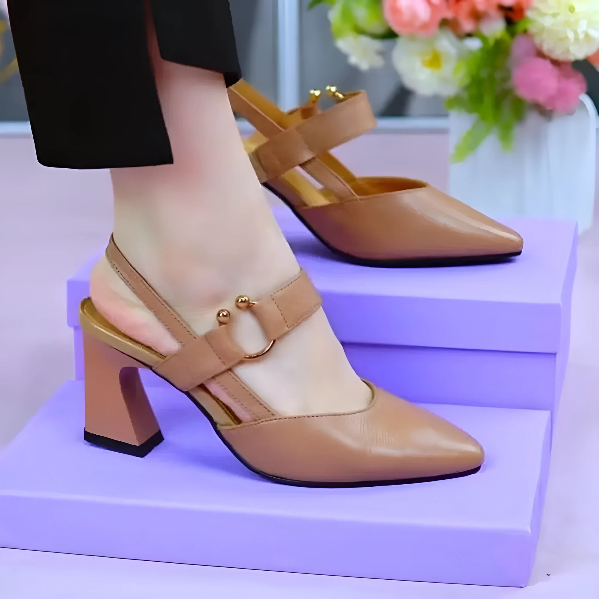Women's closed toe sandals with chunky high heel in pigskin leather, backless slip-on design