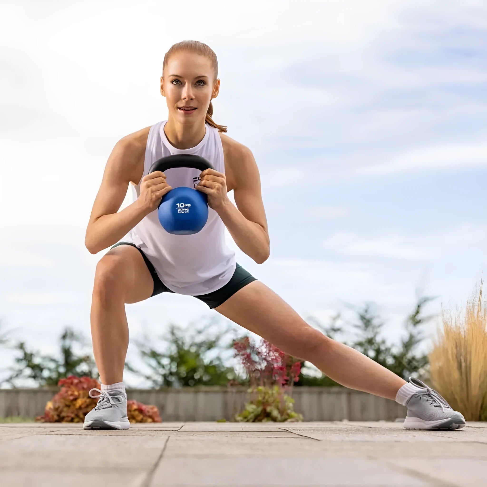 Blue cast iron immersion teapot dumbbell weighing 10kg for home workouts