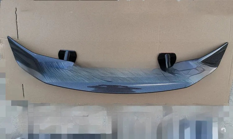Universal punch-free car tail wing spoiler in ABS plastic shown in bright black and carbon pattern finishes.