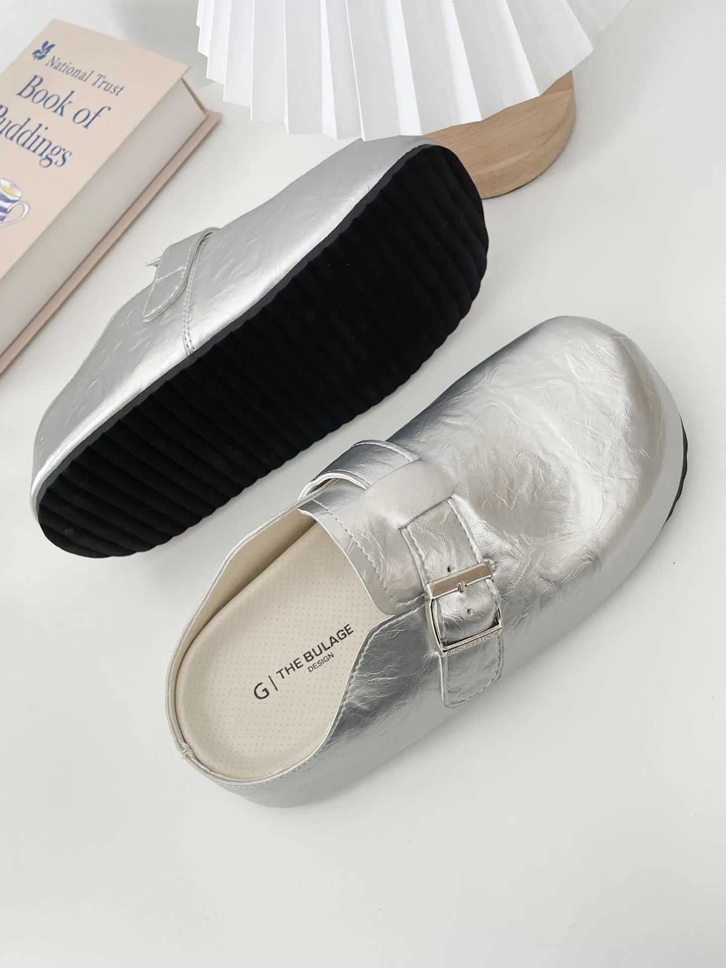 Flat round-toe casual sneakers with a metal buckle on the PU upper.