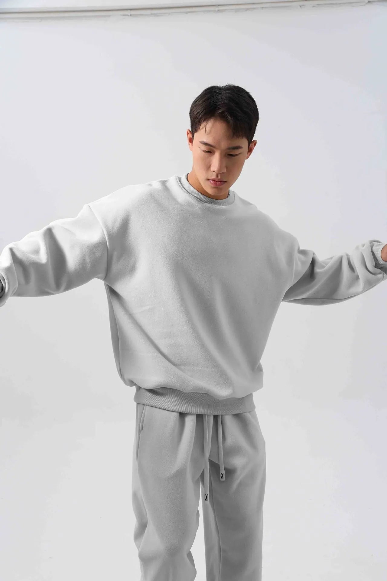 Men's black polar fleece winter sports suit with loose fit long sleeve coat and matching trousers