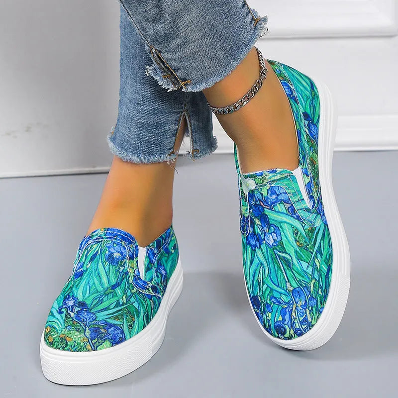 Women's low-top casual canvas shoes in multiple colours with a flat rubber sole.
