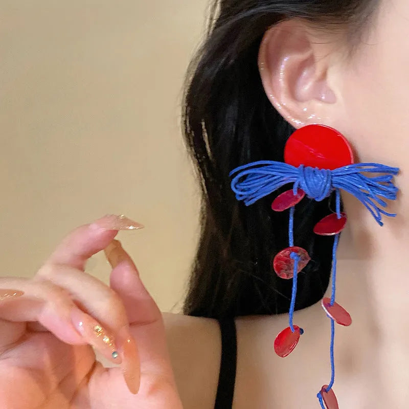 Women's geometric earrings with cloth construction and blue resin flowers