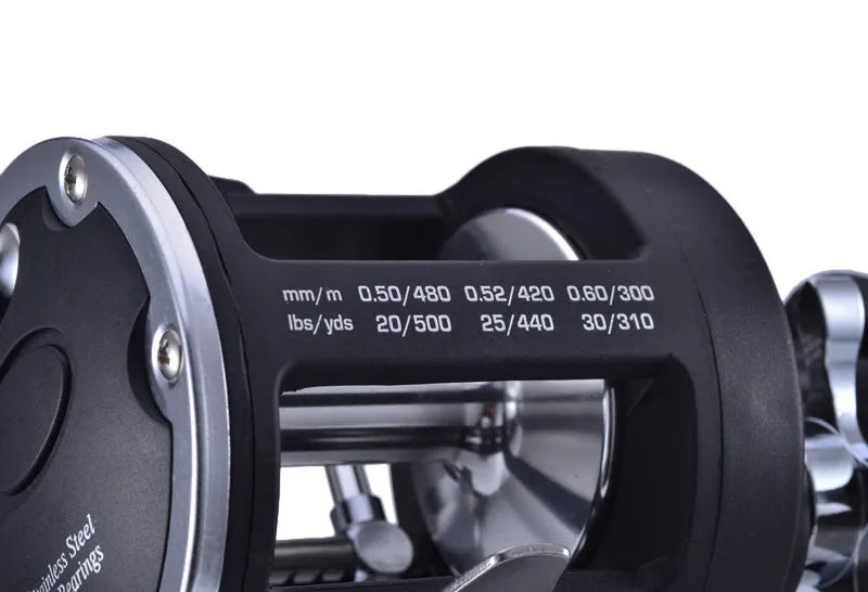Black right-hand trolling fishing reel for saltwater, metal body, 3.8:1 gear ratio, star drag, 8.2 x 9.2cm