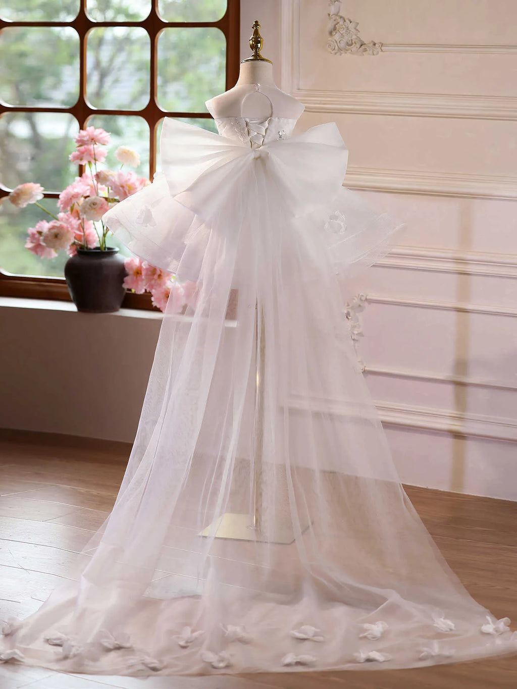 Senior Sense Of Host Piano Playing Dress white slim fit sleeveless round neck short length