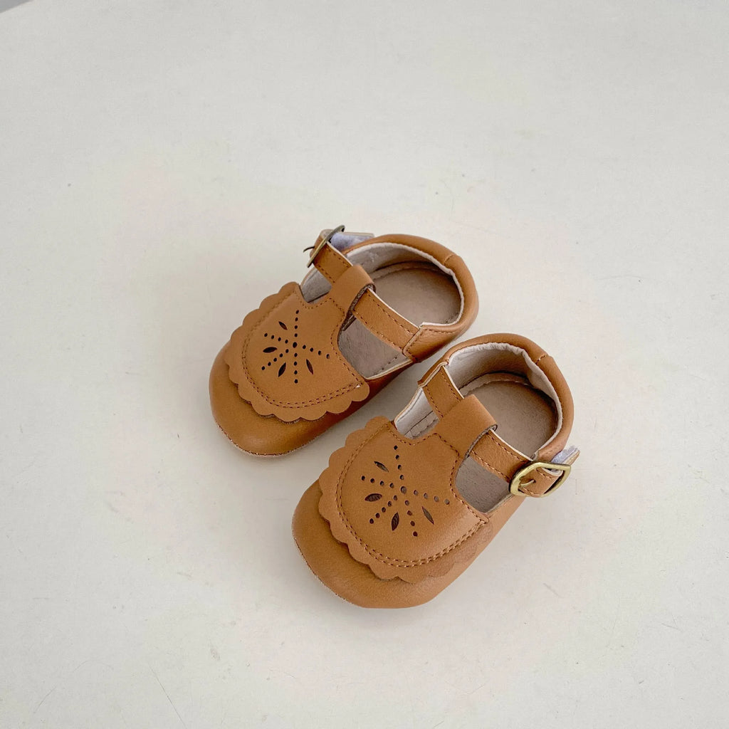 Girls' non-slip summer shoes with hollow out PU upper, rubber sole and buckle fastening, in black, khaki, beige or brown, sizes S to L.