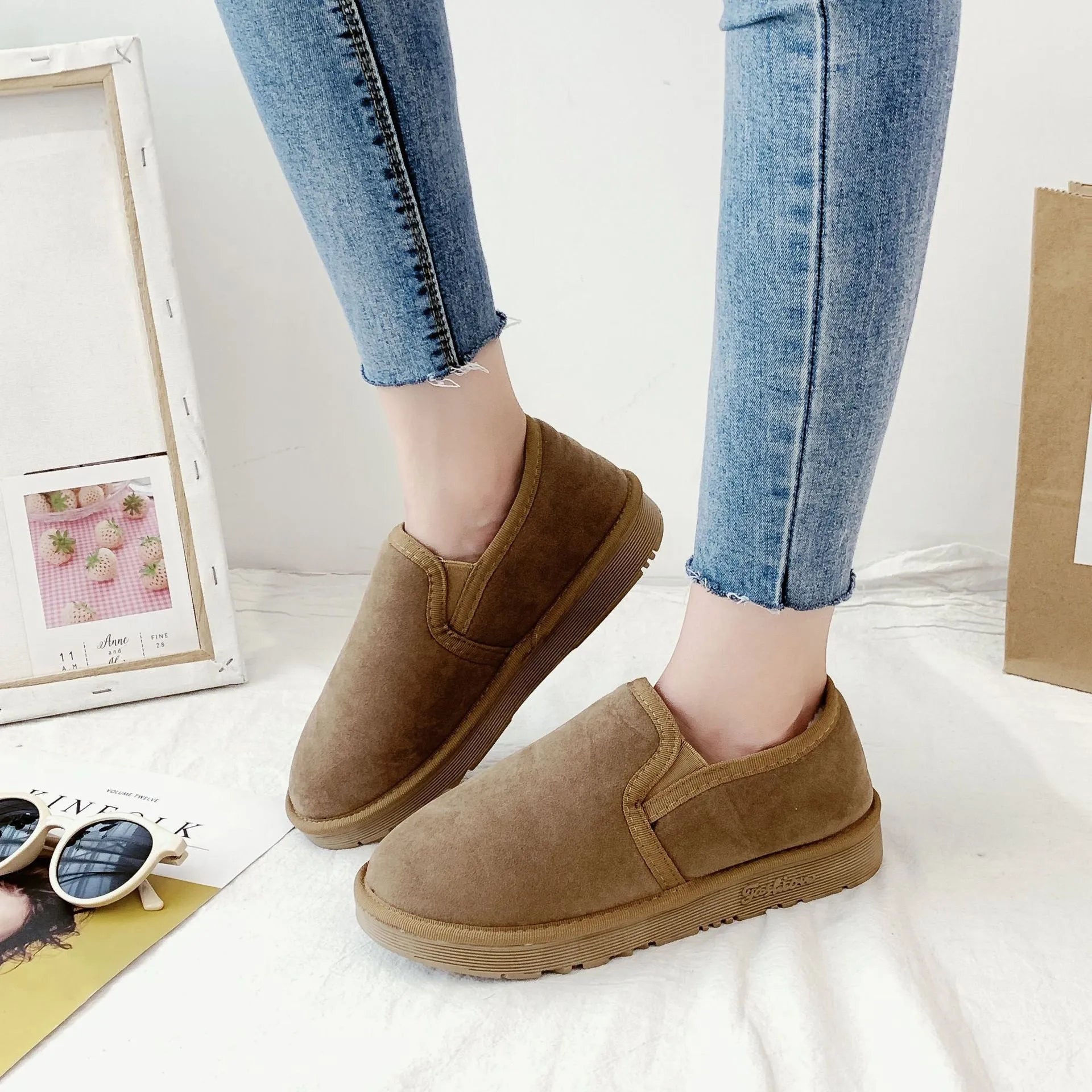 Fleece-lined flat snow boots with round toe and rubber sole in multiple colour options