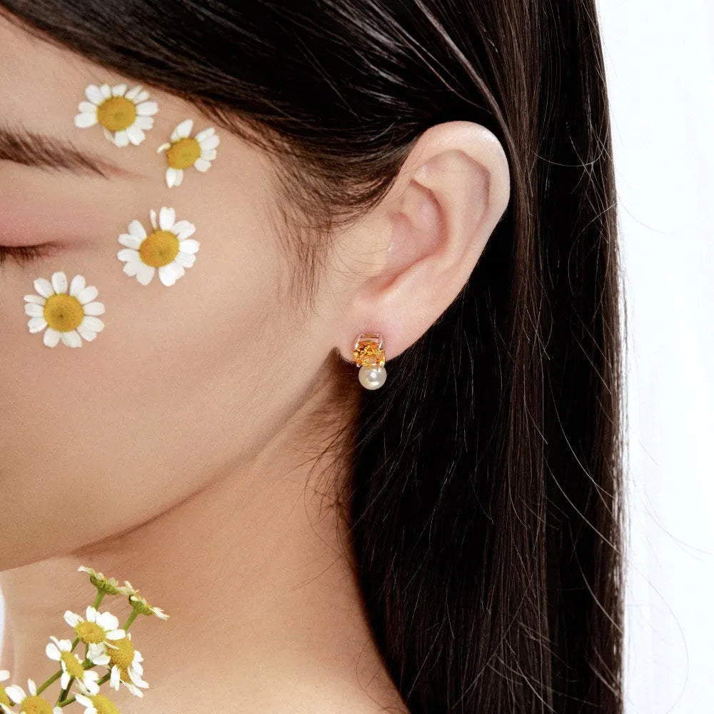 Sterling silver earrings with diamond-shaped zirconium inlay and pearl centre