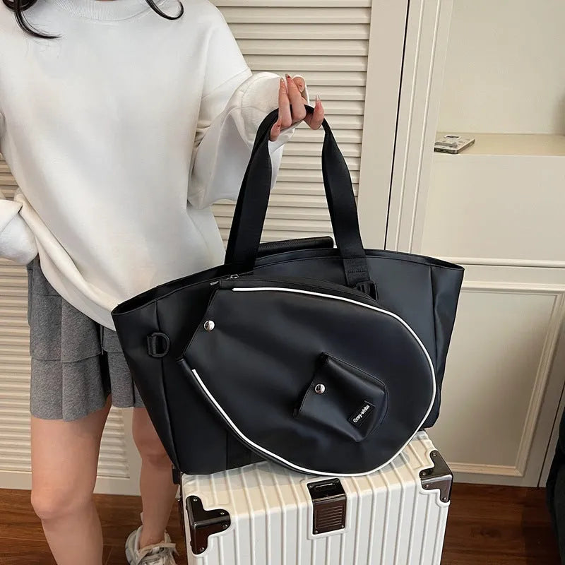 One-shoulder yoga storage bag in black with 36-55 litre capacity for mats and accessories