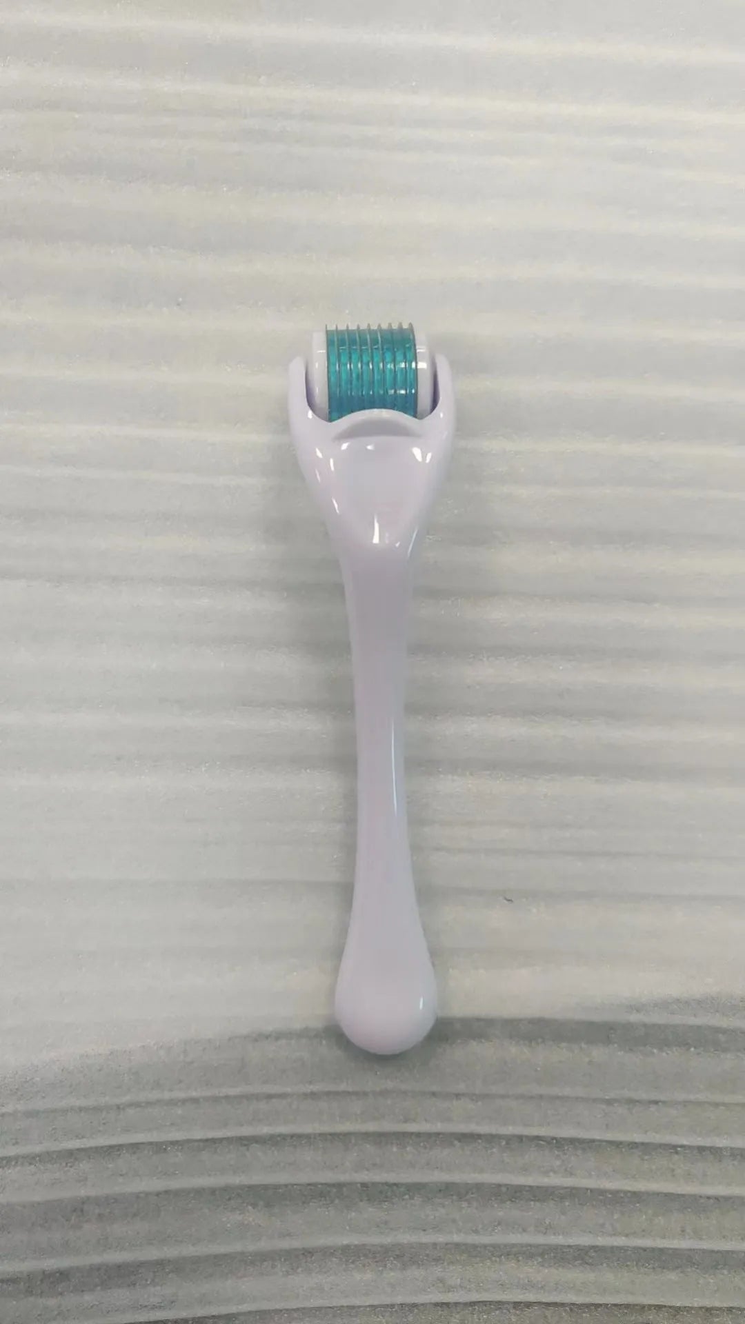540 micro needle derma roller with mechanical design in various handle and wheel colour combinations