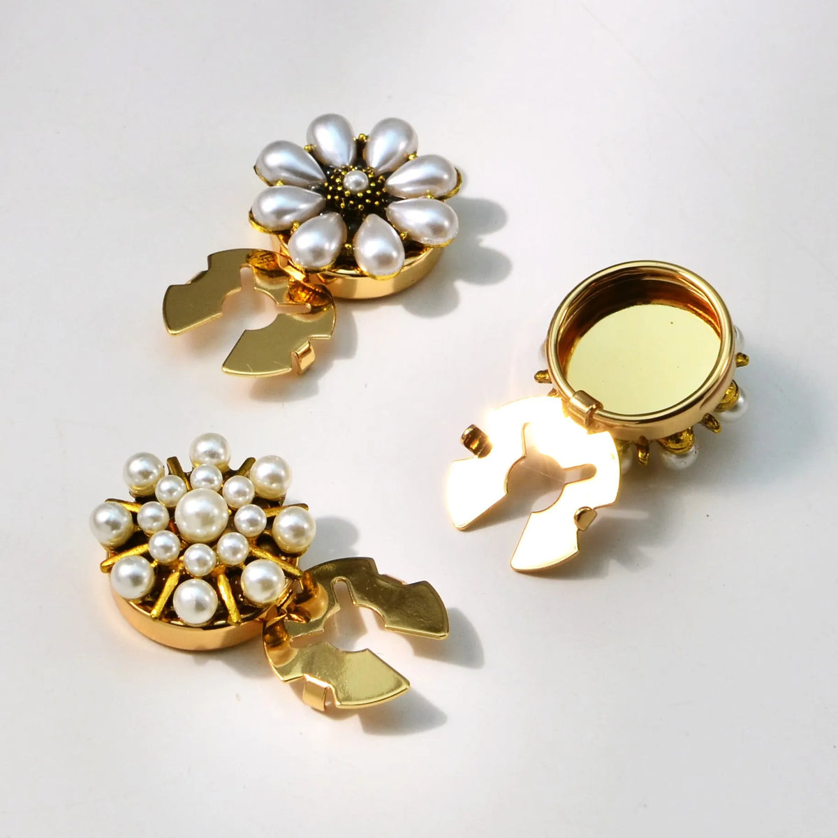 Flower-shaped cufflink brooch with pearl and rhinestone detail on electroplated metal, unisex Korean style, single brooch