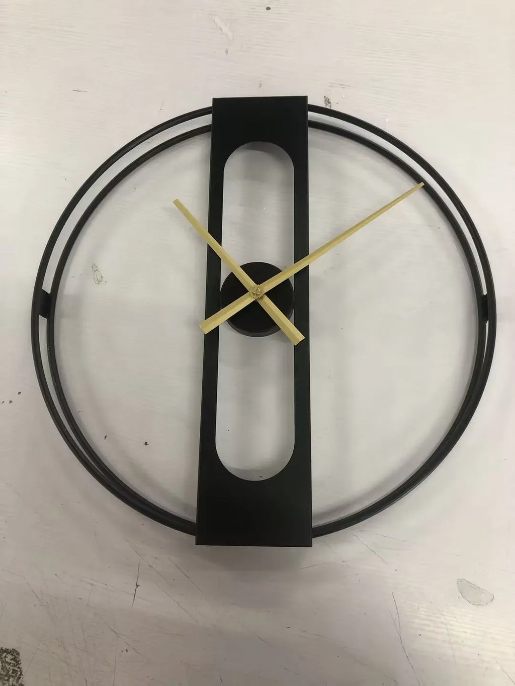 Round metal wall clock with 50cm diameter analogue dial in black or gold colour