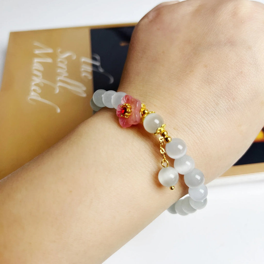 White opal flower beaded bracelet made from glass and coloured glaze in a Chinese fashion style.