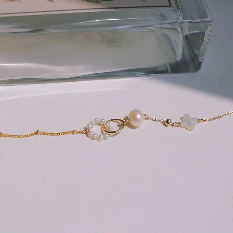 Women's natural pearl bracelet with a gold-plated chain and setting