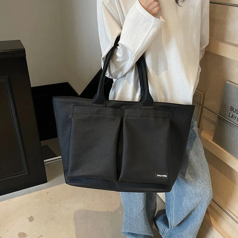 Sporty simplicity shoulder bag in solid colour with expandable 20-35L capacity