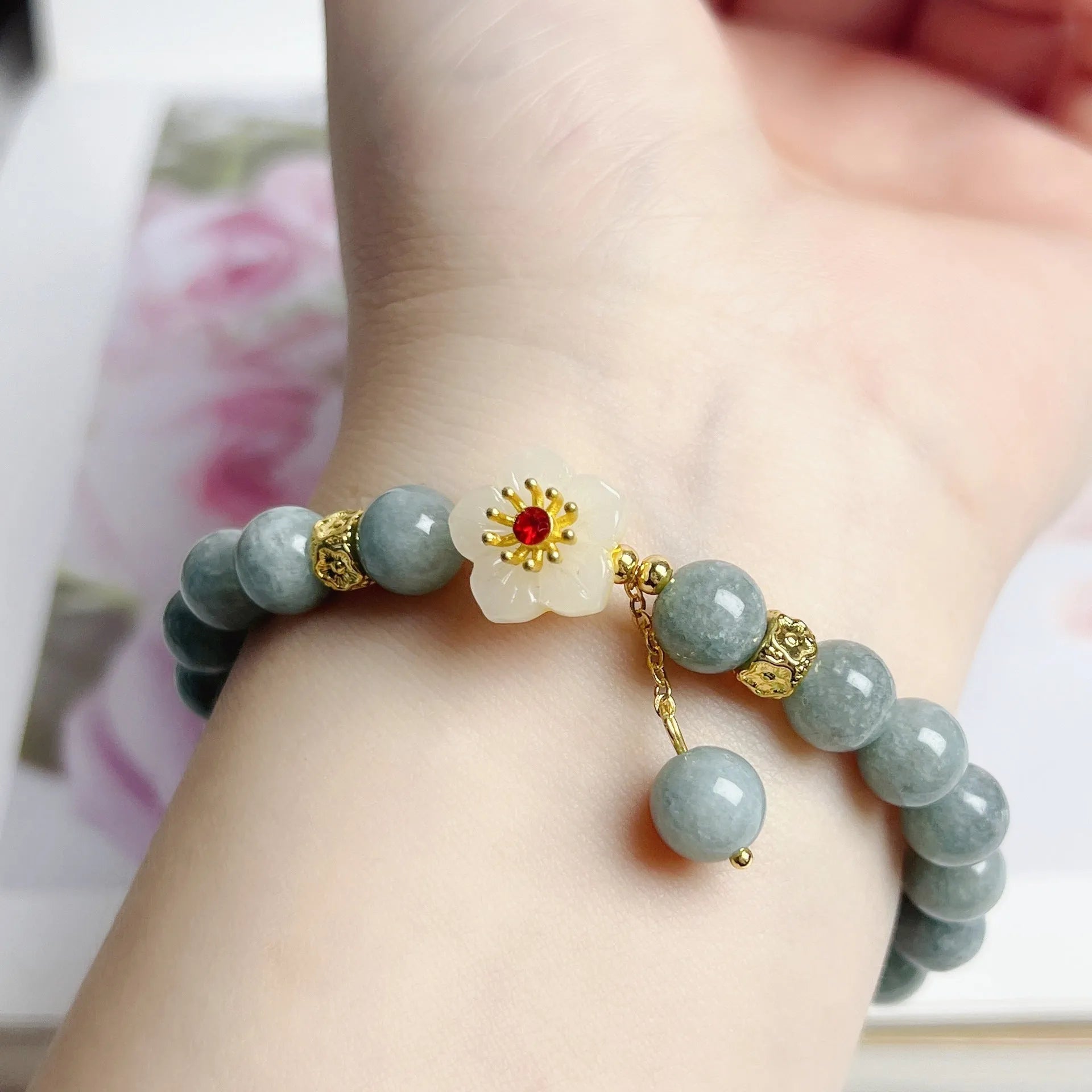 Women's adjustable jade bracelet with rope tightening mechanism in retro style