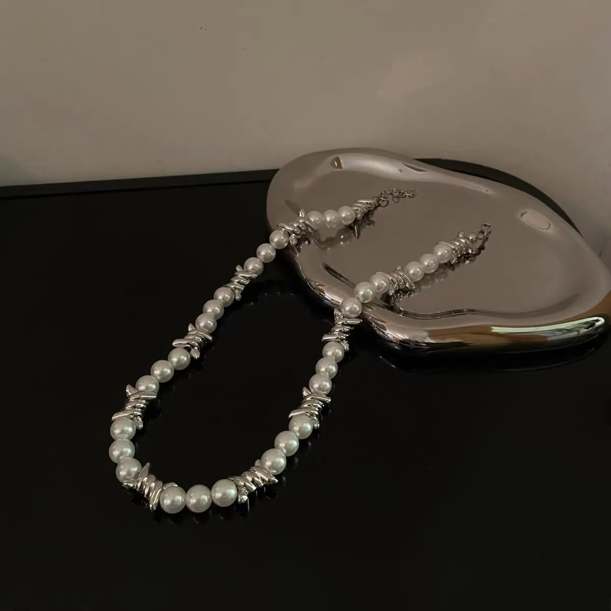 Thorn splicing pearl necklace with alloy chain and imitation pearls, adjustable 41-50cm