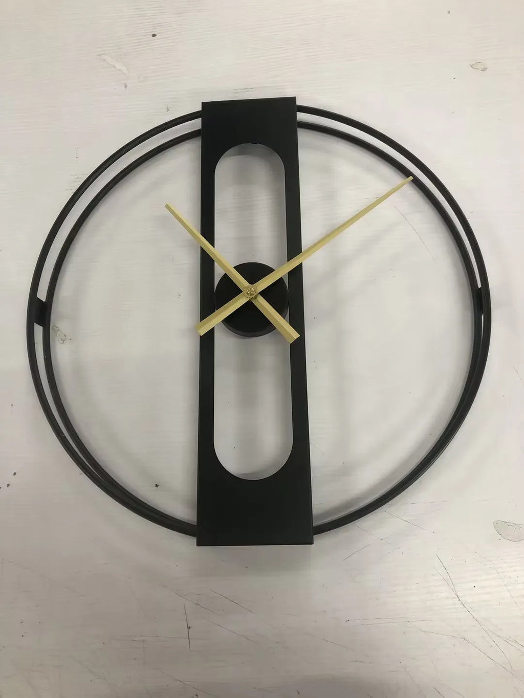 Round metal wall clock with 50cm diameter analogue dial in black or gold colour
