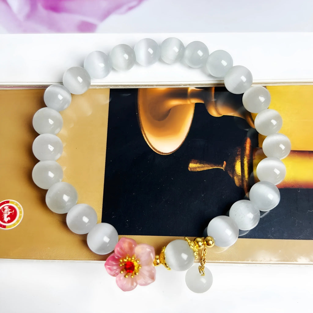 White opal flower beaded bracelet made from glass and coloured glaze in a Chinese fashion style.