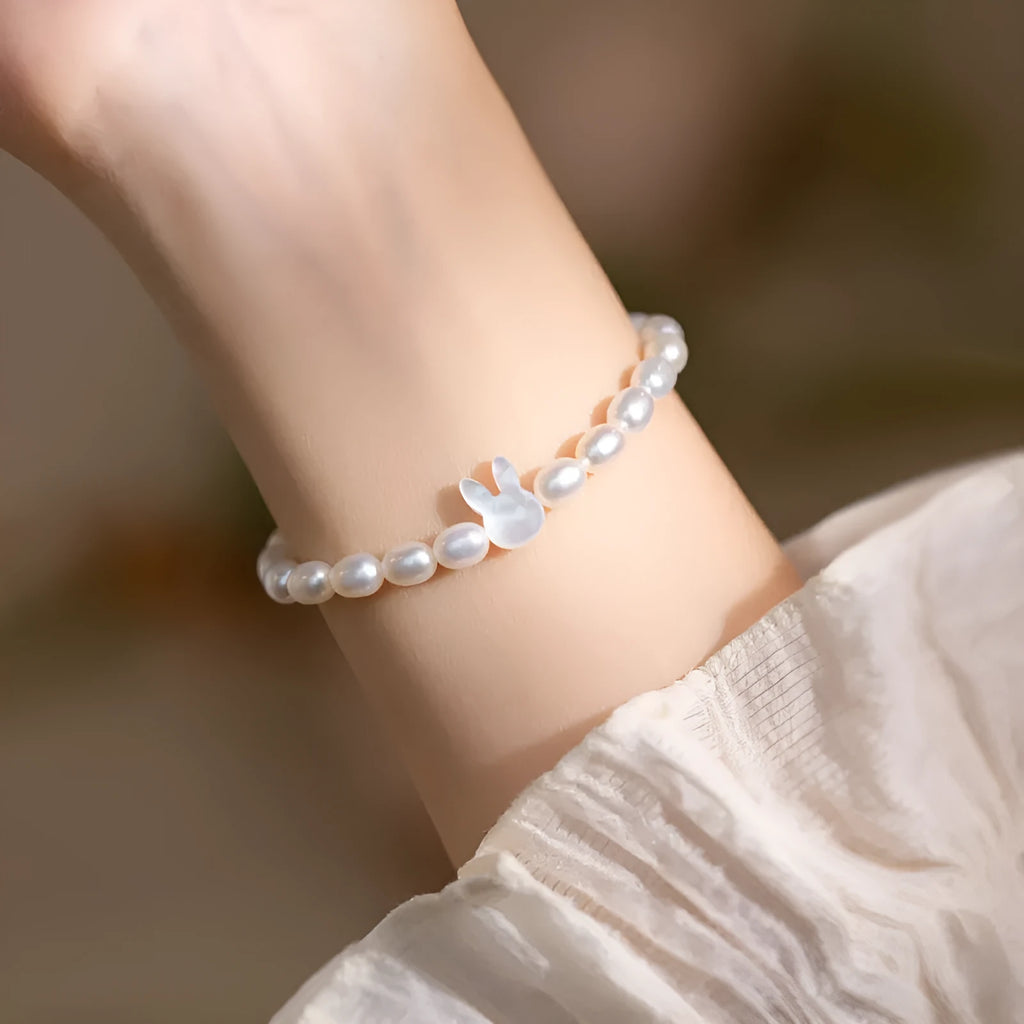 Korean-style rabbit bracelet with white shell beads and pearl elastic string