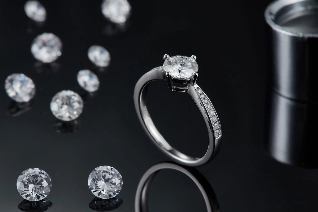 1 carat moissanite wedding ring set in S925 silver with platinum plating, sizes 5 to 9, GRA certificate and gift box