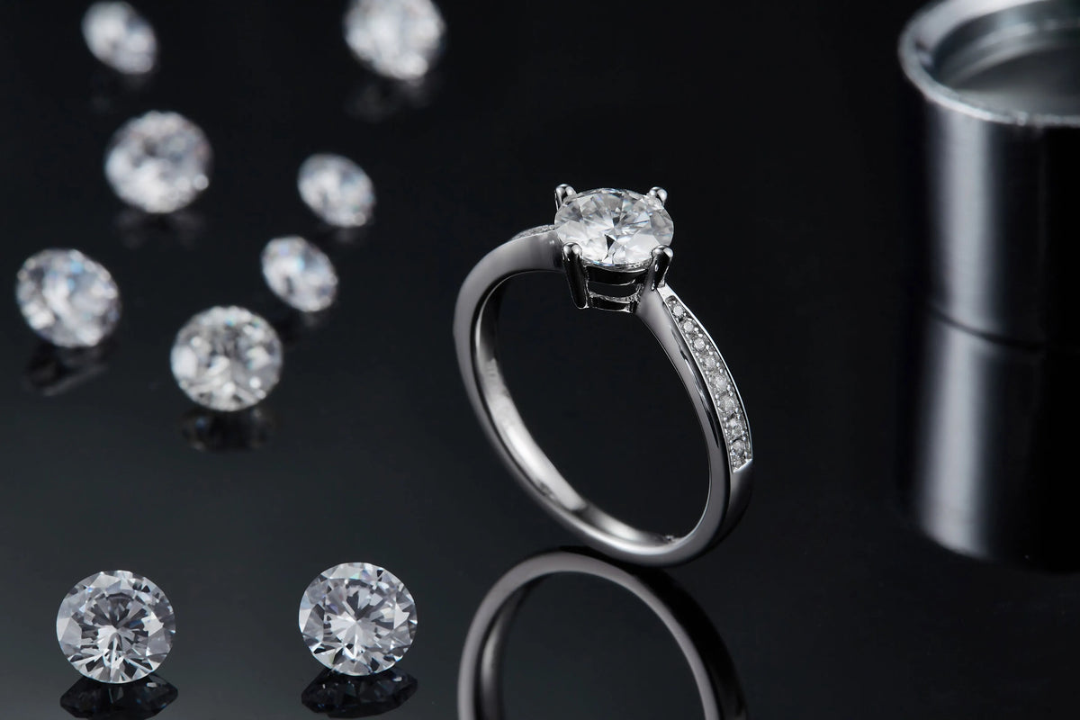 1 carat moissanite wedding ring set in S925 silver with platinum plating, sizes 5 to 9, GRA certificate and gift box