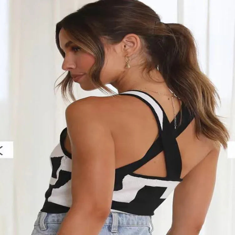 Women's slim fit U-neck camisole top in a street fashion style with an exposed navel design.