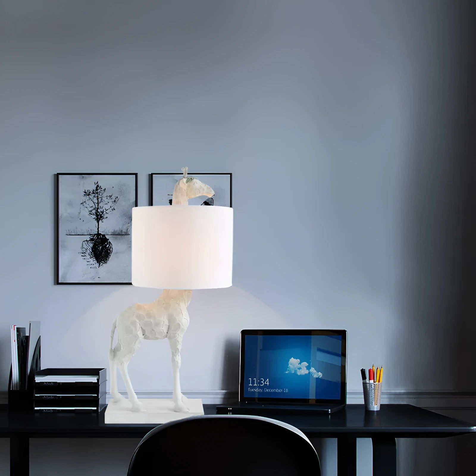 Giraffe table lamp with 66cm height in gold or white finish for bedside and desk lighting