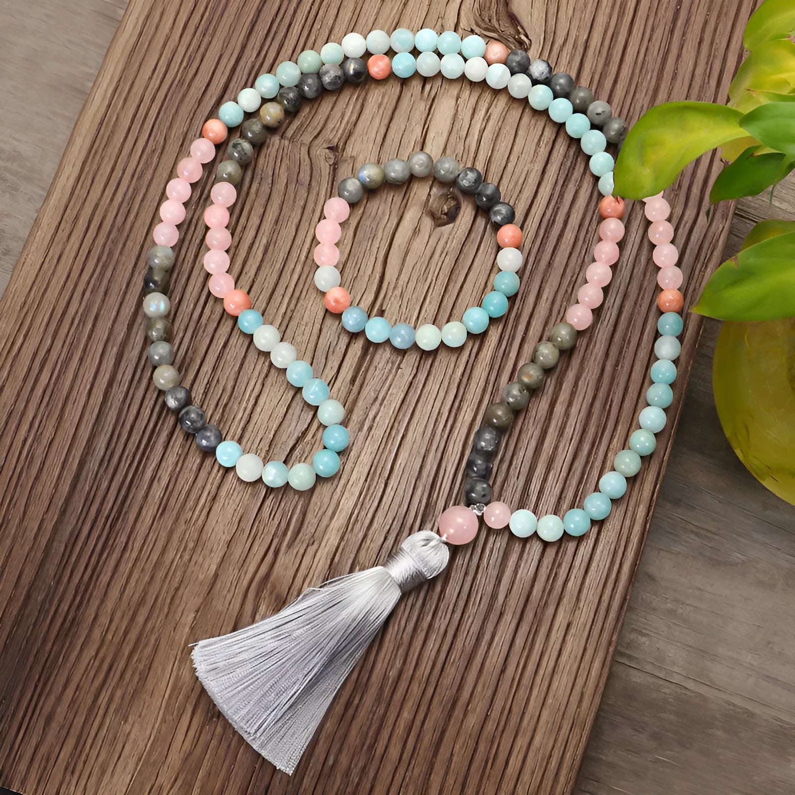 Colourful stone necklace and bracelet set with drop-shaped beads and bohemian tassel pendants