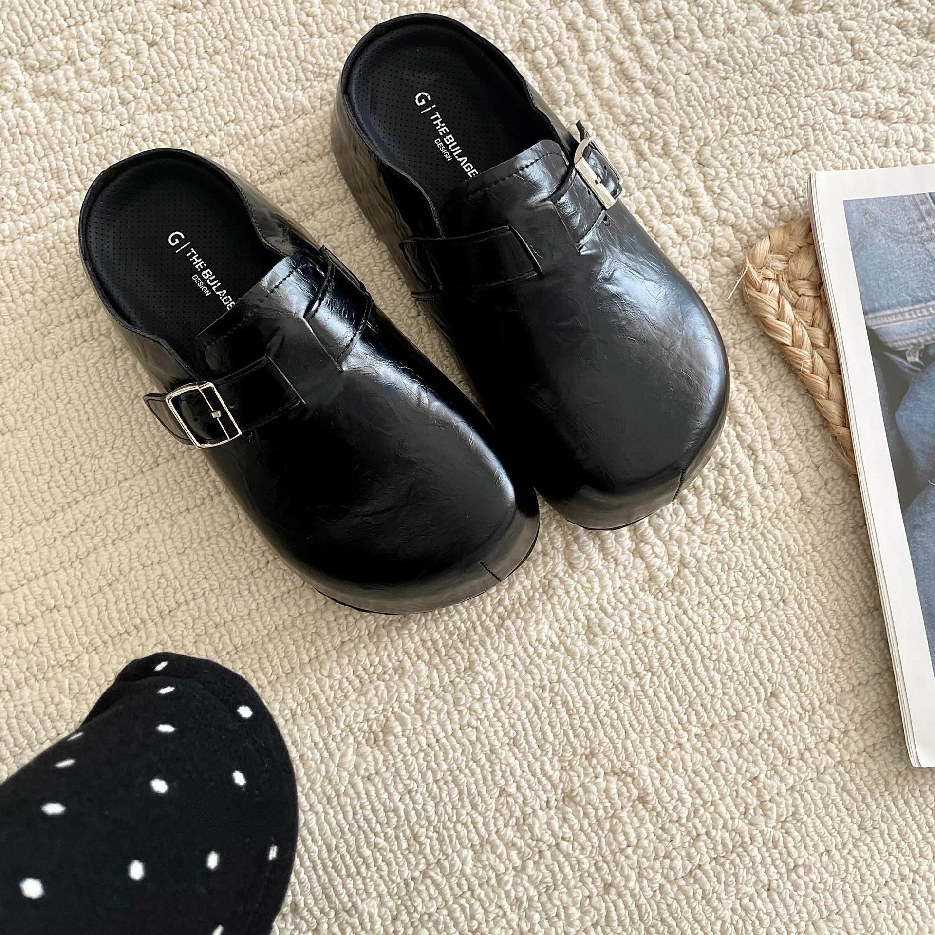 Flat round-toe casual sneakers with a metal buckle on the PU upper.