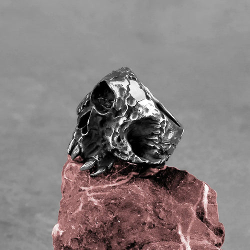 Alloy skull ring with one-eyed design in electroplated finish showing retro punk styling