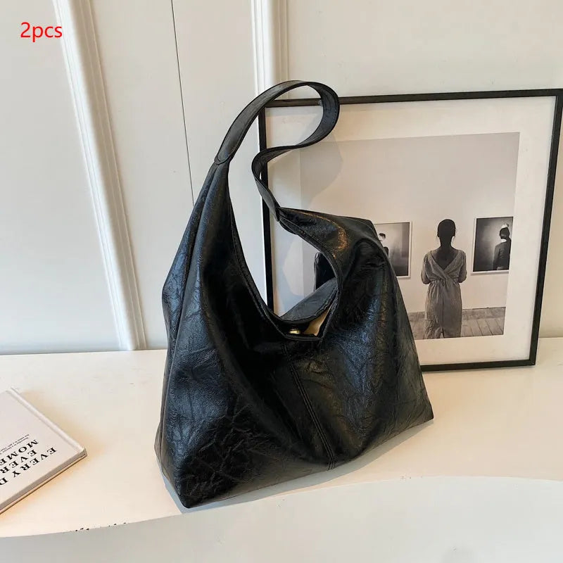 Casual soft PU leather large shoulder bag in street trend style with sandwich pockets.