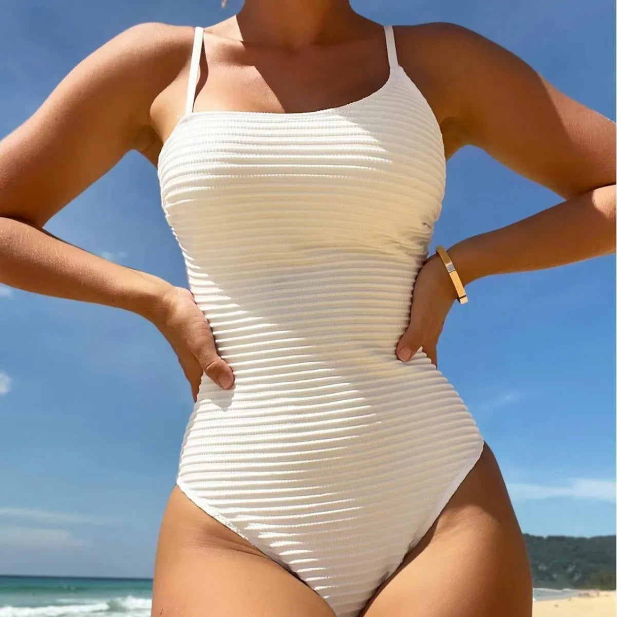 Women's solid colour one-piece swimsuit with spaghetti straps in slim-fit design