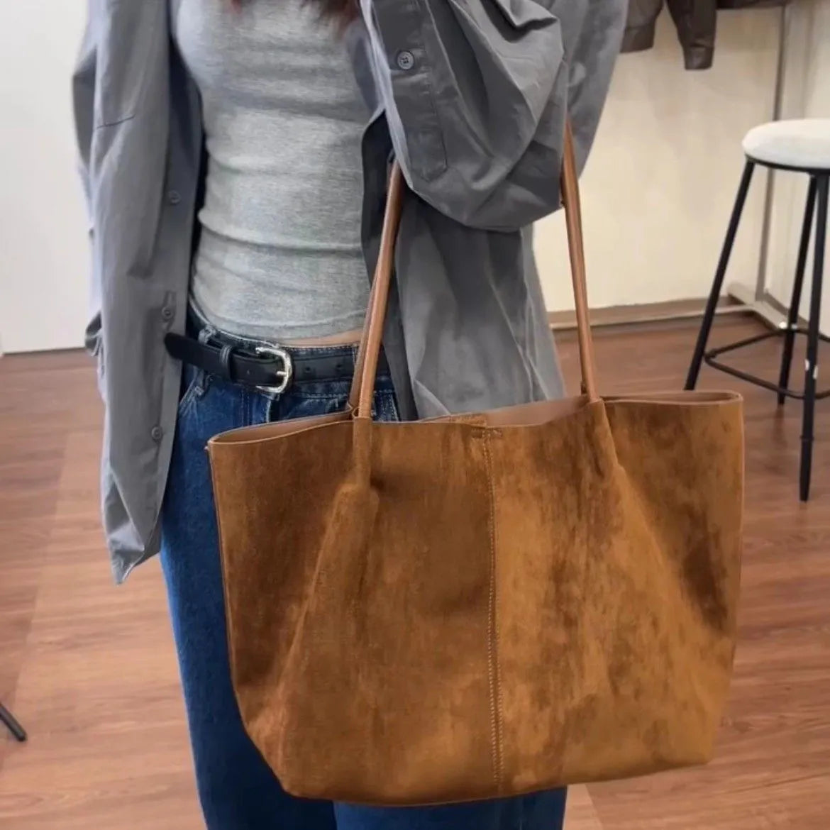 Large capacity PU tote bag in coffee colour with double joint shoulder straps, three-dimensional outer pocket, and document bag, horizontal square retro commuter style.