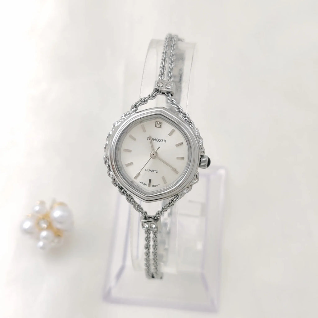 Women's quartz watch with 25mm dial, mineral glass mirror and chain strap in gold or silver finish