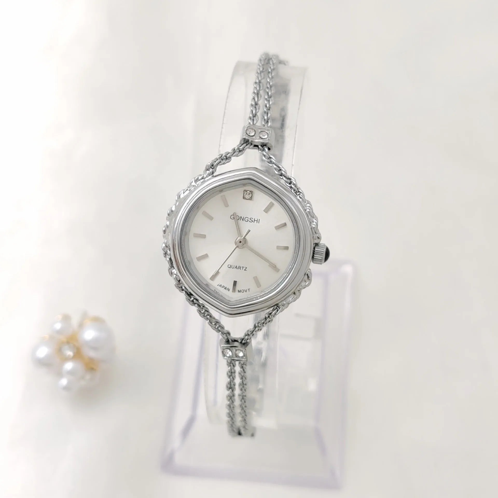 Women's quartz watch with 25mm dial, mineral glass mirror and chain strap in gold or silver finish