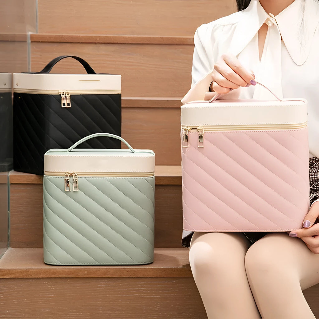 Portable hard-shell cosmetics and jewellery storage box in PU leather, square vertical shape, black colour, with handle