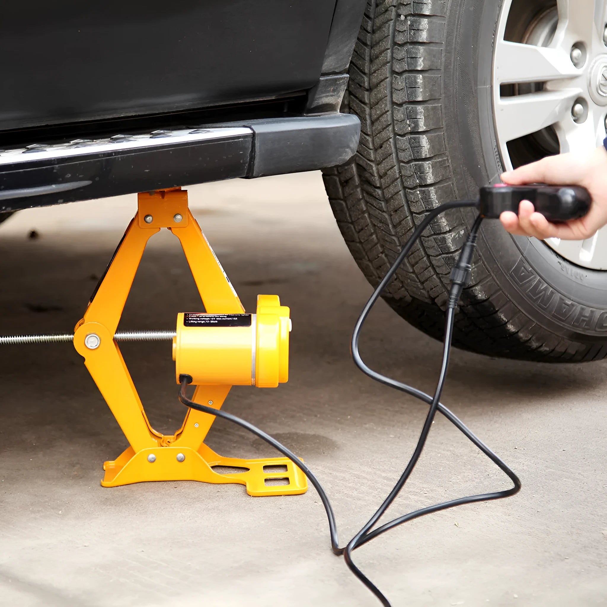 Vehicle-mounted electric hydraulic jack maintenance kit with 2-tonne capacity.