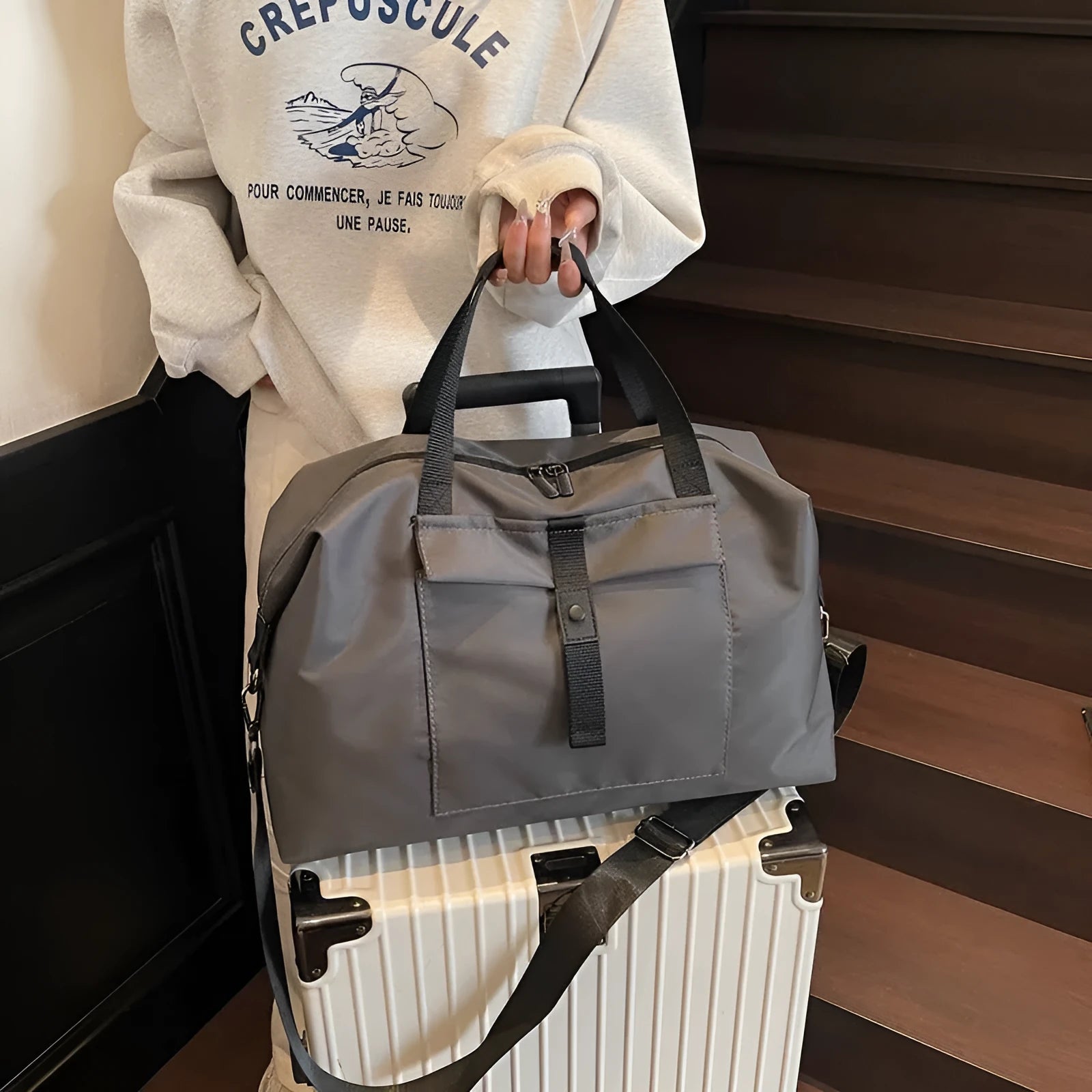 Large one-shoulder travel bag in Oxford cloth showing black, grey, and green colour options.