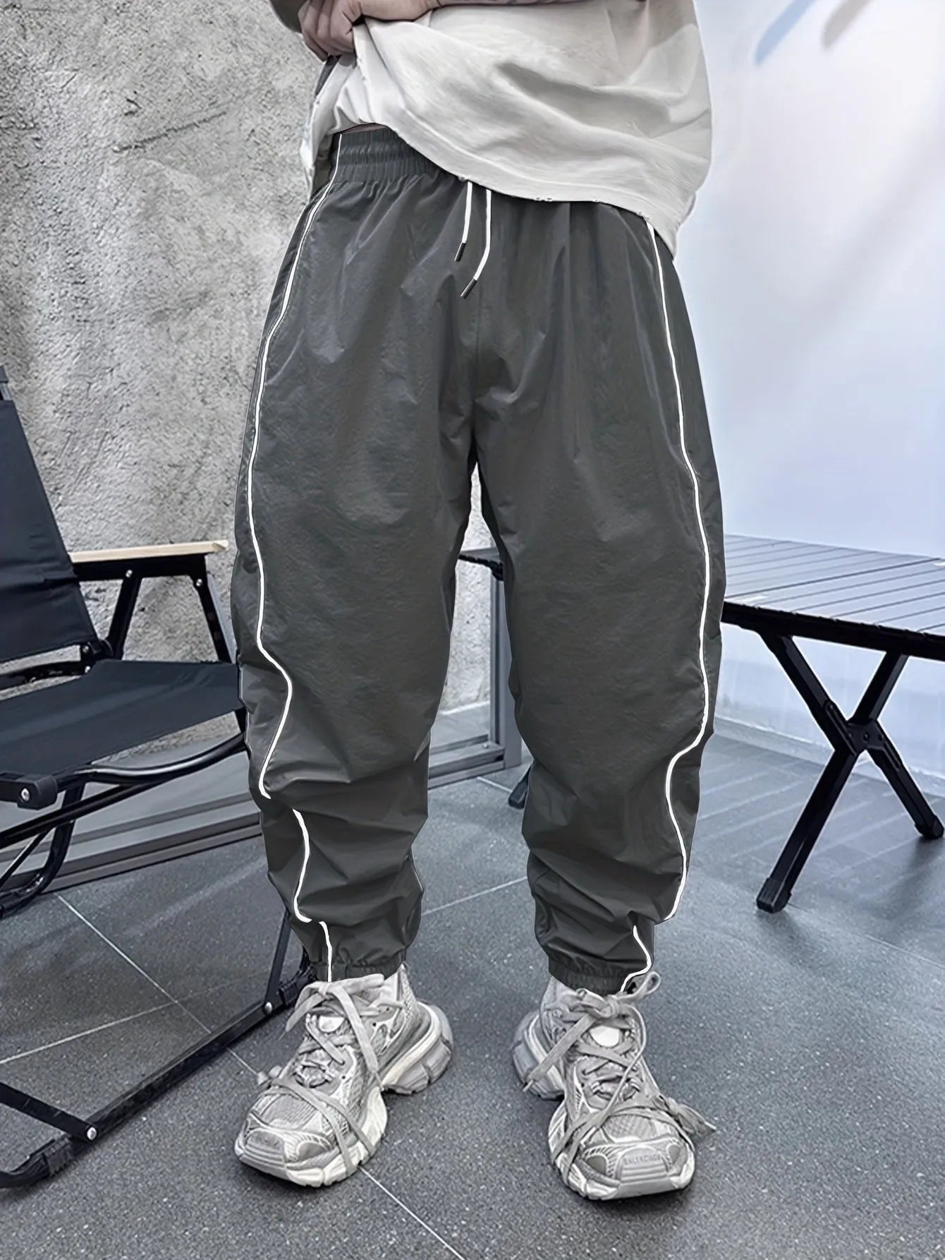 Men's loose-fit casual cropped trousers in bamboo fibre, shown in Army Green colour.